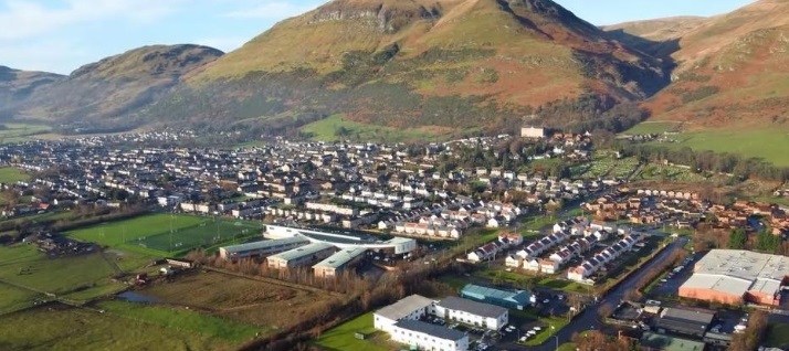 Professional multi-level domestic scaffolding tower erected by RCR Scaffolding Solutions on a substantial stone building in Tillicoultry, FK13, providing safe access at the foot of the Ochil Hills with 40 years of local experience.
